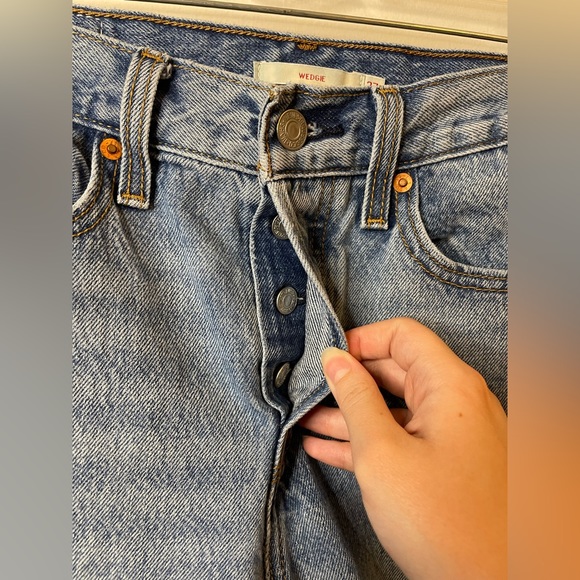 Levi's Premium Wedgie Icon Fit in Shut Up Wash Revolve Raw Hem Distressed Knees - Picture 6 of 13